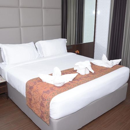 Tania President Inn Shirdi Extérieur photo